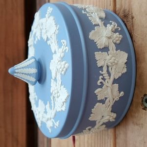 Wedgwood Jasperware round trinket box